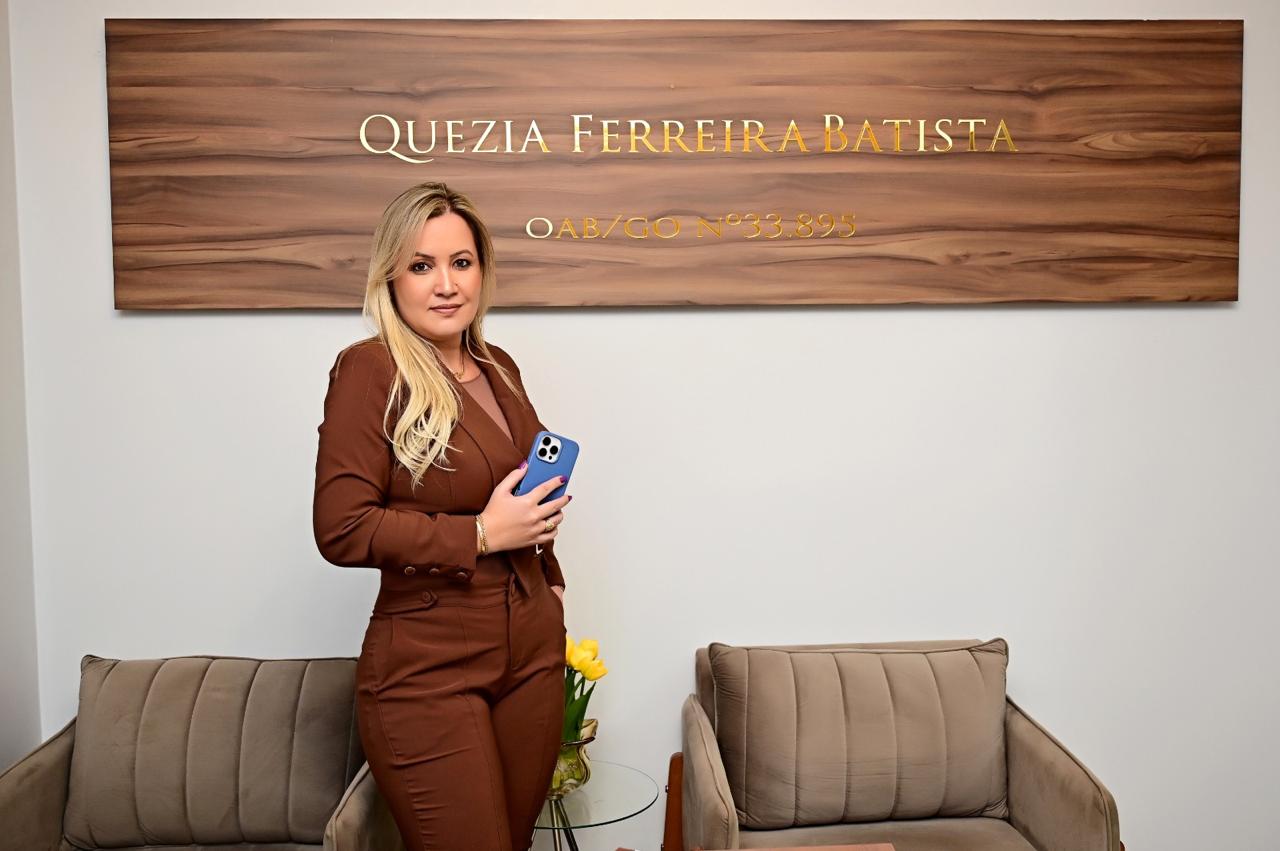 Quezia Ferreira Batista em seu escritório de advocacia